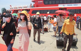 Gần 400 hành khách đầu tiên đi tàu từ Đà Nẵng đã đặt chân lên đảo Lý Sơn