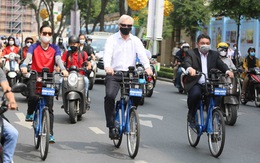 Đặc phái viên thủ tướng Anh thăm TP.HCM: Đạp xe, dạo buýt và bàn phát triển xanh