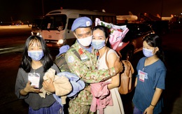 Tối 30-4, 30 chiến sĩ “mũ nồi xanh” từ Nam Sudan về tới Tân Sơn Nhất