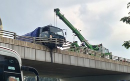 Xe tải tông gãy lan can nhô ra khỏi cầu vượt Amata Đồng Nai