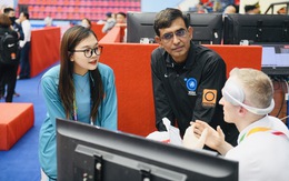 Các tình nguyện viên thông minh, xinh đẹp góp sức để SEA Games 31 thành công