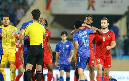 Cầu thủ U23 Indonesia túm cổ đối thủ ngay trước mắt trọng tài