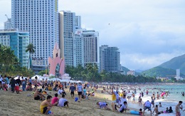 Bãi biển Nha Trang lại kín khách chơi lễ