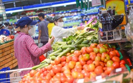 Món nào giá cũng tăng, các nhà bán lẻ vừa 'níu' giá vừa... than trời