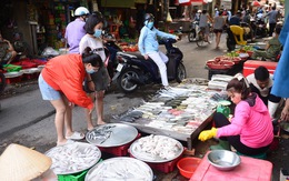 Bão giá 'ngấm' vào từng bữa cơm