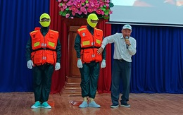 Trao tặng 1.000 bộ áo phao cứu sinh cho ngư dân Khánh Hòa
