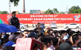 Bức xúc xếp hàng mua vé xem U23 Việt Nam