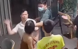 Cách chức phó công an phường lao vào tiệm tóc đánh phụ nữ