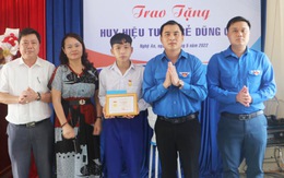 Nam sinh cứu em nhỏ nhận huy hiệu Tuổi trẻ dũng cảm