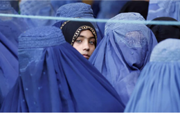 Taliban lại buộc phụ nữ che kín mặt khi đi ra ngoài