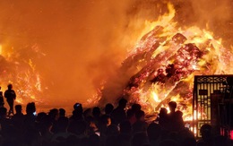 Xưởng gỗ, bao bì cháy dữ dội trong đêm, cả trăm người dân ứng cứu
