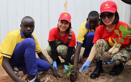 Bác sĩ 'mũ nồi xanh' Việt Nam thăm trẻ em châu Phi, trồng cây xanh trường học