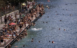 Dân châu Âu đổ xô đi bơi vì nắng nóng trên 40 độ C