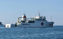 Tàu bệnh viện của Hải quân Việt Nam khám chữa bệnh cho người dân Phú Yên