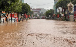 Sau cơn mưa lớn, cảnh sát Sơn La bì bõm giúp dân đẩy xe bị ngập