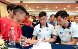 Cầu thủ nhí U9 vây quanh xin chữ ký thủ môn Quan Văn Chuẩn