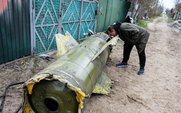 Tên lửa và bom chưa nổ vương vãi khắp Ukraine