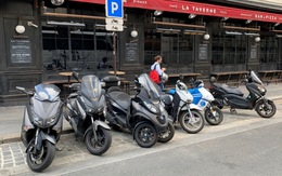 Pháp: Thành phố Paris sắp thu phí đỗ xe máy chạy xăng