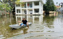 Vì sao sau 10 ngày mưa lớn, người dân quận Tây Hồ vẫn phải đi thuyền về nhà?