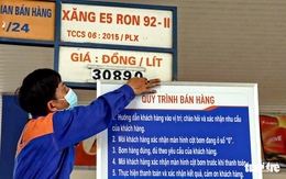 Giá xăng giảm 410 đồng/lít