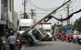 Trụ điện ngã đè trúng xe tải, nghi bị xe container quẹt cuốn bó cáp viễn thông