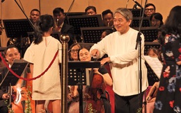 Khán giả thiếu nhi bất ngờ được chỉ huy Dàn nhạc giao hưởng quốc gia Việt Nam