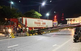 Xe container tông sập cổng chào, đè một xe con tại trung tâm Thái Bình