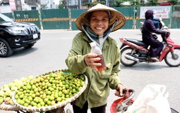 Hà Nội nắng nóng gay gắt, 'ở đây tặng nước lạnh miễn phí'