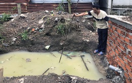 Bé trai 7 tuổi chết đuối dưới hố nước sau nhà