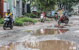 Đường dẫn vào làng đại học xuống cấp trầm trọng với hàng trăm ‘hố bom’