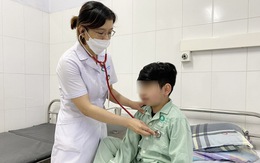 Trẻ suy tuyến thượng thận do thuốc xịt mũi chứa corticoid