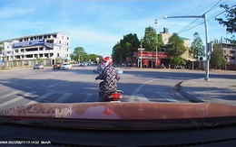 Tài xế ôtô hú hồn với nữ ninja dừng xe máy đột ngột khi đèn xanh