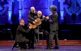 Sự kết hợp hoàn hảo của 4 người đàn ông chơi 1 cây guitar