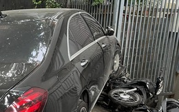Xe Mercedes tông BMW và một loạt xe máy trên phố Hà Nội