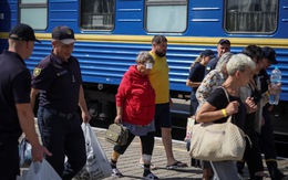 Ukraine buộc người dân ở Donbass sơ tán, không đi phải ký giấy
