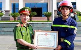 Khen thưởng chiến sĩ công an giải cứu hơn 100 học sinh trong đêm mưa lũ