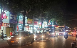 Ùn tắc giao thông trên địa bàn phường Dương Đông, Phú Quốc tính chuyện cấm đậu ôtô theo giờ