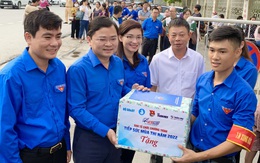 Bí thư thứ nhất Trung ương Đoàn tặng quà đội 'Tiếp sức mùa thi' ở Thanh Hóa