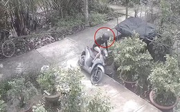 Cô gái 'tốc biến' vào bụi cây khi chống hụt chân xe máy