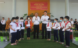 Nguyên Phó thủ tướng Trương Hòa Bình tặng quà cho học sinh nghèo ở Tiền Giang