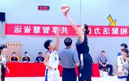 Nữ cầu thủ bóng rổ cao 2,26m khiến đối thủ thua trong bất lực