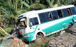 Xe khách lao xuống ruộng cỏ ven đèo Quán Cau, 9 người bị thương