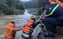 Giải cứu 10 thiếu niên đi dã ngoại bị kẹt lũ giữa rừng Lạc Dương