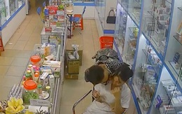 Con trai ngọt ngào hôn mẹ trước khi đi học
