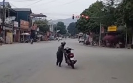 Người đàn ông dừng xe máy giữa ngã tư, vội lùi vì đèn đỏ
