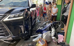 Xe 7 chỗ 'lùa' nhiều xe máy gần ngã tư Phú Nhuận, 3 người bị thương