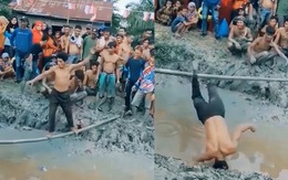 Thanh niên ngã cắm đầu xuống bùn khi đi cầu khỉ