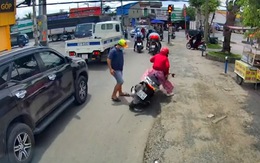 Chàng trai nhí nhảnh sang đường gây tai nạn cho người đi xe máy