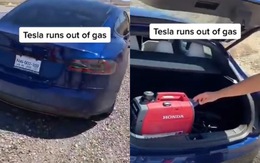 Xe Tesla hết điện giữa đường, chủ xe... mua xăng để chạy tiếp
