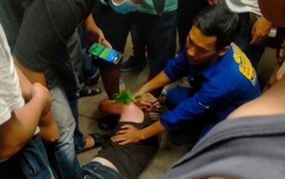 Xông vào tiệm vàng đập tủ kính, cướp vàng... ném ra đường